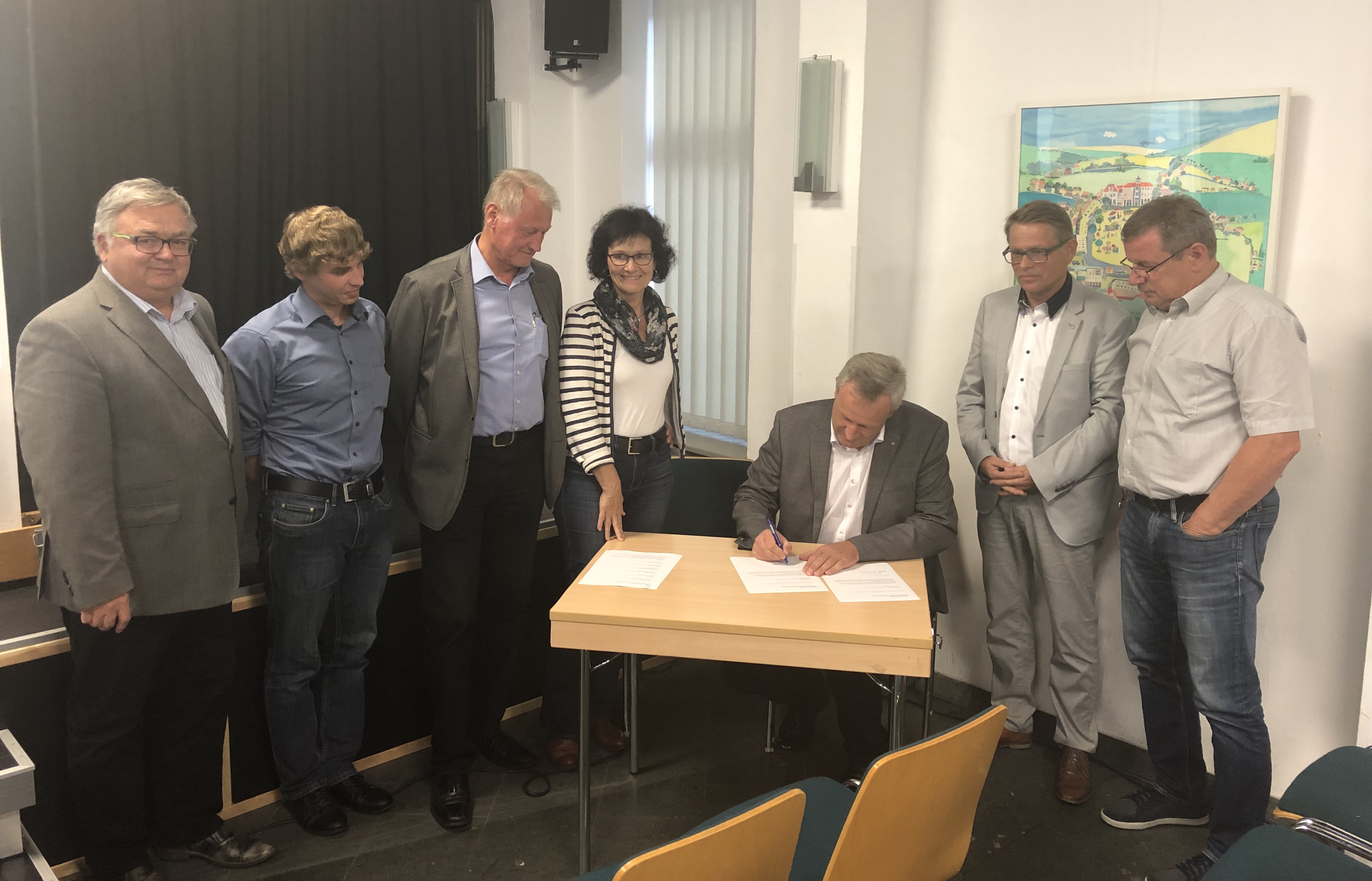 Herr Frosch als stellvertretender Bürgermeister der Gemeinde Machern unterschreibt den LOI Gemeinde Machern unterzeichnet Letter of Intent